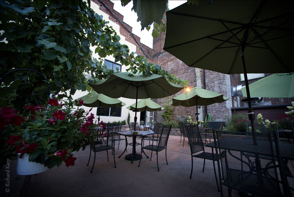 Morrone's Café & Lounge, 738 West Fourth Street.      (c) Richard Karp